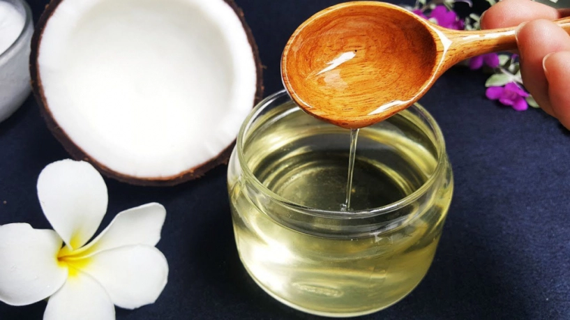 Nàng luôn trẻ trung tràn đầy sức sống với những bí quyết trị thâm mắt bằng dầu dừa đơn giản - 1