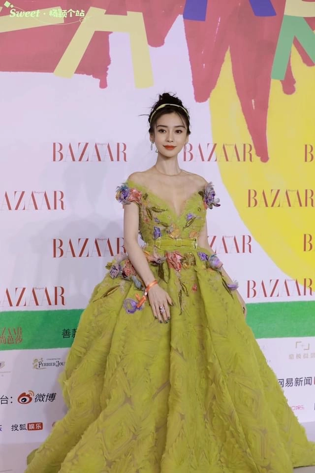 Nín thở khi angelababy xách váy lên thảm đỏ xương ngực biểu tình vòng 1 vẫn phập phồng - 2