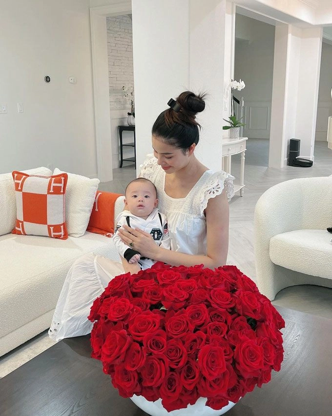 Phạm hương chứng tỏ đẳng cấp hoa hậu hàng hiệu với nhẫn kim cương to bằng con mắt - 5