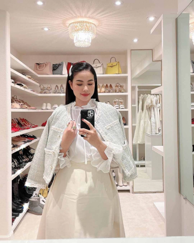 Phạm hương sớm quay lại đường đua vóc dáng sau sinh diện áo cổ sâu khoe thềm ngực - 5