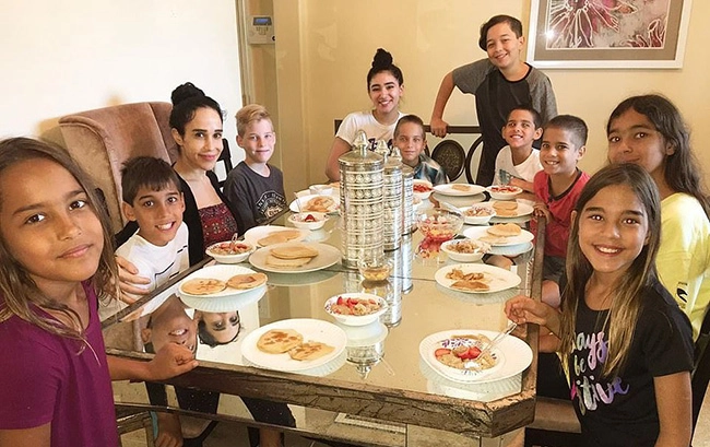 Sinh 14 con nhờ xin giống từ nhiều đàn ông bà mẹ về dáng đẹp 14 con chỉ ăn rau - 8