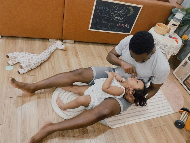 Tiểu thư hà thành tình cảm vớichồng châu phi trong xe hơicon gái ngồi ghế sau phát hiện - 12