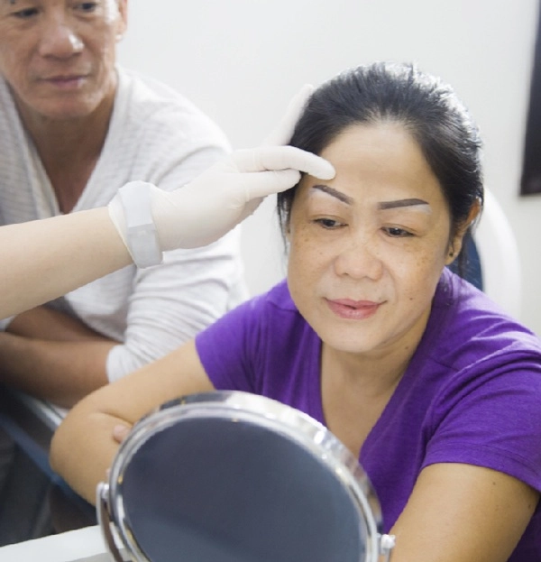 Treo cung chân mày là gì mà ai làm cũng trẻ ra chục tuổi - 1