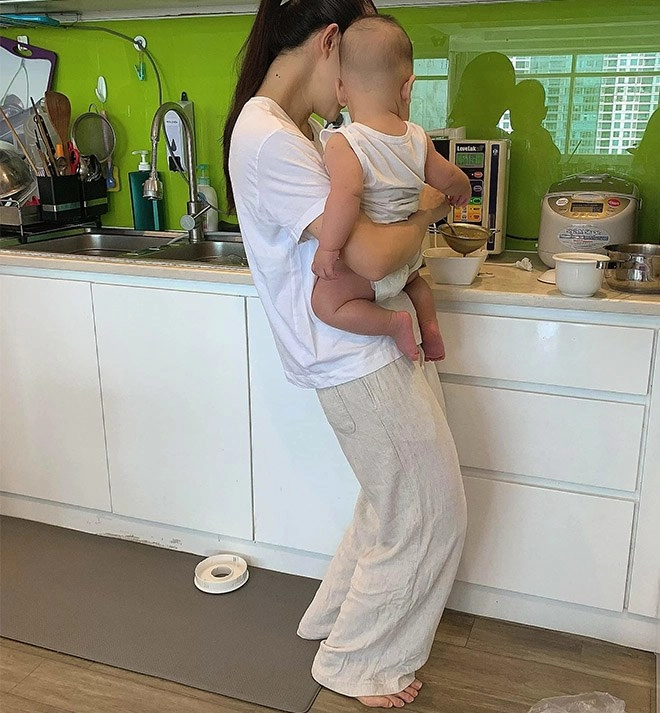 Vợ kém 12 tuổi của phan đình tùng làm mẹ không sướng tất bật mỗi ngày bế con nấu ăn - 2
