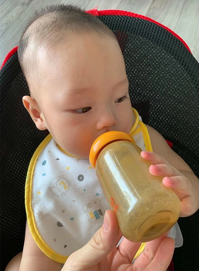 Vợ kém 12 tuổi của phan đình tùng làm mẹ không sướng tất bật mỗi ngày bế con nấu ăn - 6