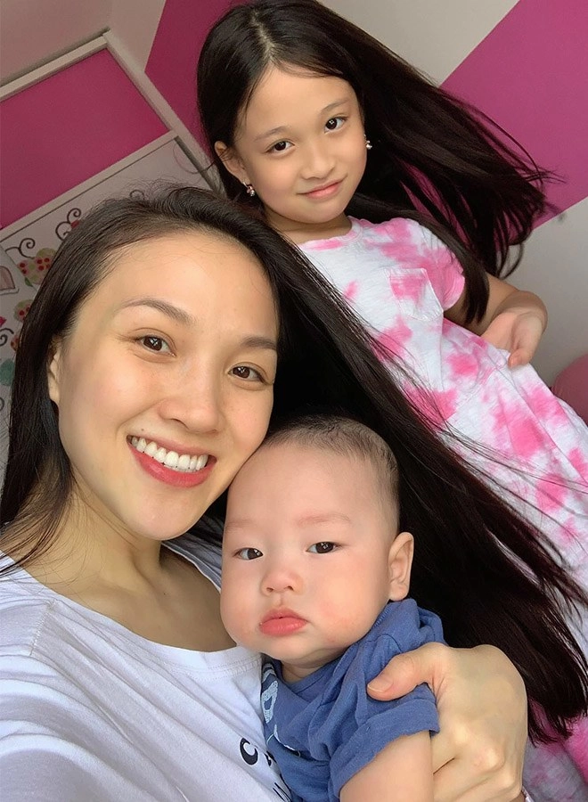 Vợ kém 12 tuổi của phan đình tùng làm mẹ không sướng tất bật mỗi ngày bế con nấu ăn - 7