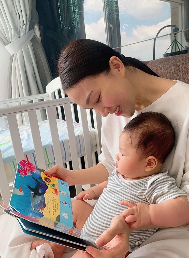 Vợ kém 12 tuổi của phan đình tùng làm mẹ không sướng tất bật mỗi ngày bế con nấu ăn - 8