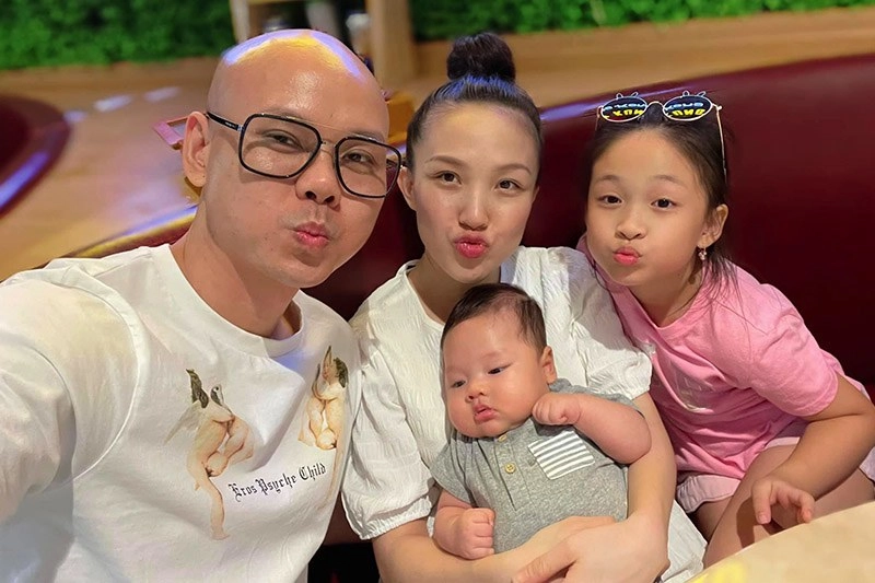 Vợ kém 12 tuổi của phan đình tùng làm mẹ không sướng tất bật mỗi ngày bế con nấu ăn - 10