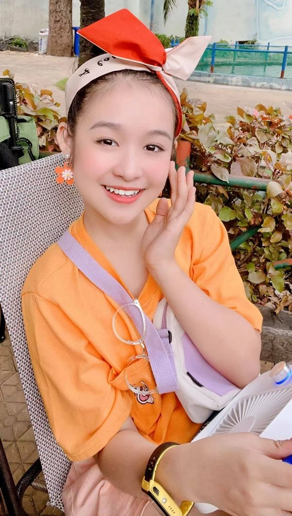 Ăn mặc hiện đại nhưng thiên thần bảo ngọc vẫn không bỏ quên chiếc áo cội nguồn này - 3