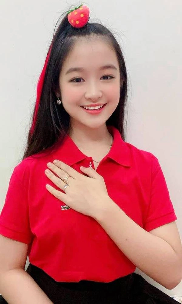 Ăn mặc hiện đại nhưng thiên thần bảo ngọc vẫn không bỏ quên chiếc áo cội nguồn này - 4