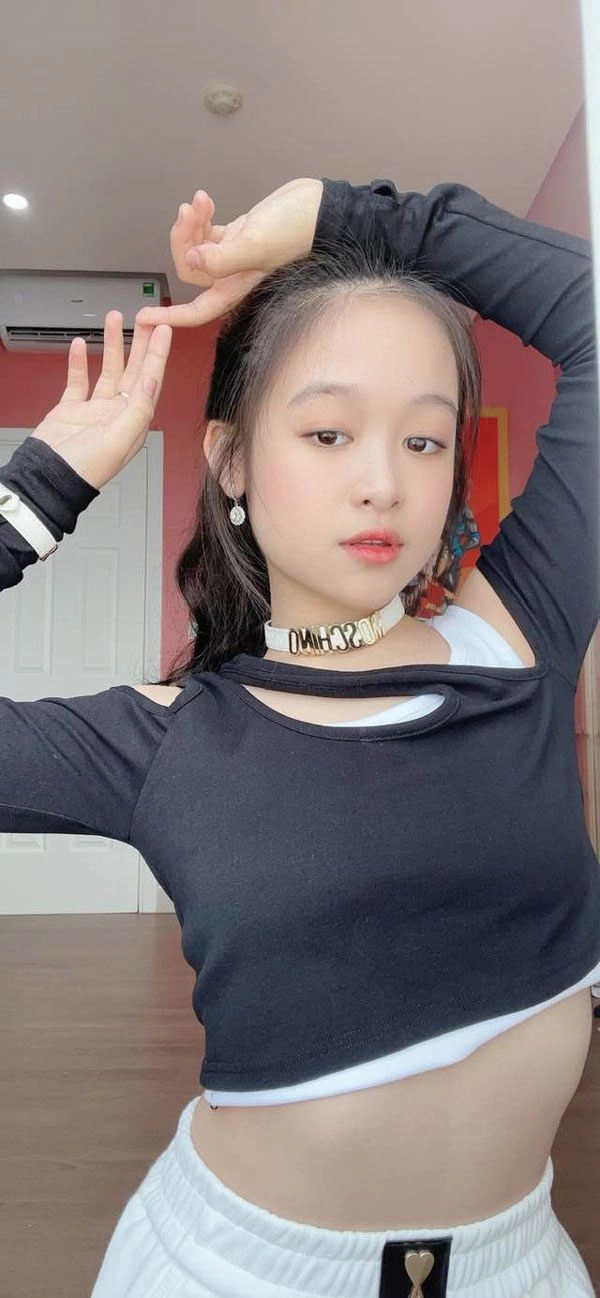 Ăn mặc hiện đại nhưng thiên thần bảo ngọc vẫn không bỏ quên chiếc áo cội nguồn này - 6