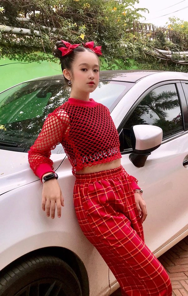 Ăn mặc hiện đại nhưng thiên thần bảo ngọc vẫn không bỏ quên chiếc áo cội nguồn này - 10