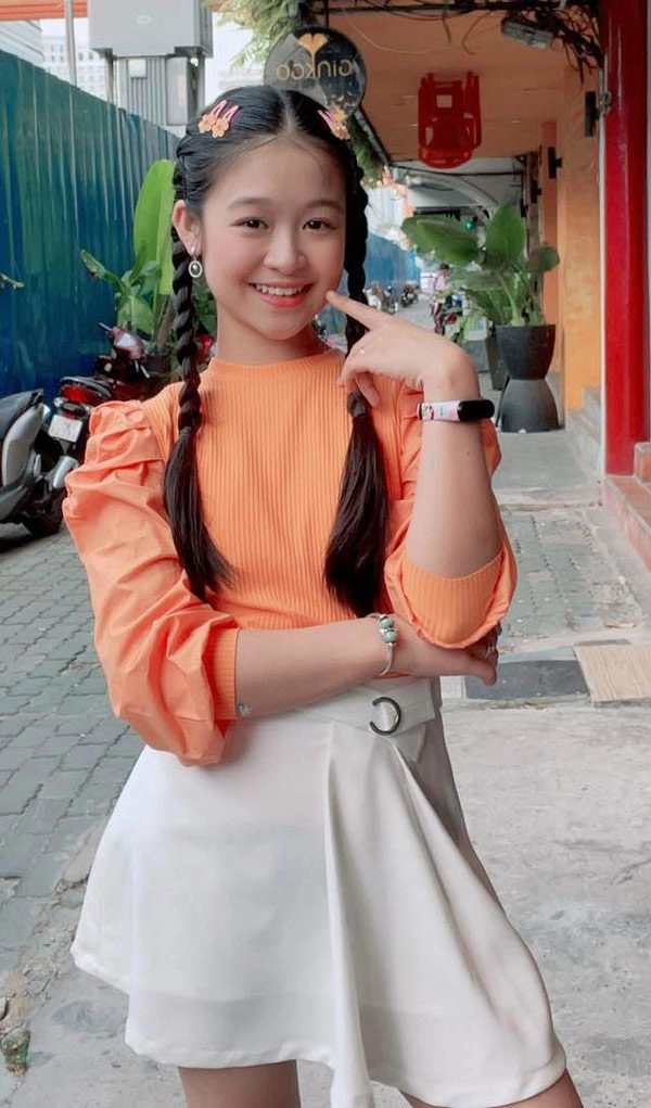 Ăn mặc hiện đại nhưng thiên thần bảo ngọc vẫn không bỏ quên chiếc áo cội nguồn này - 12