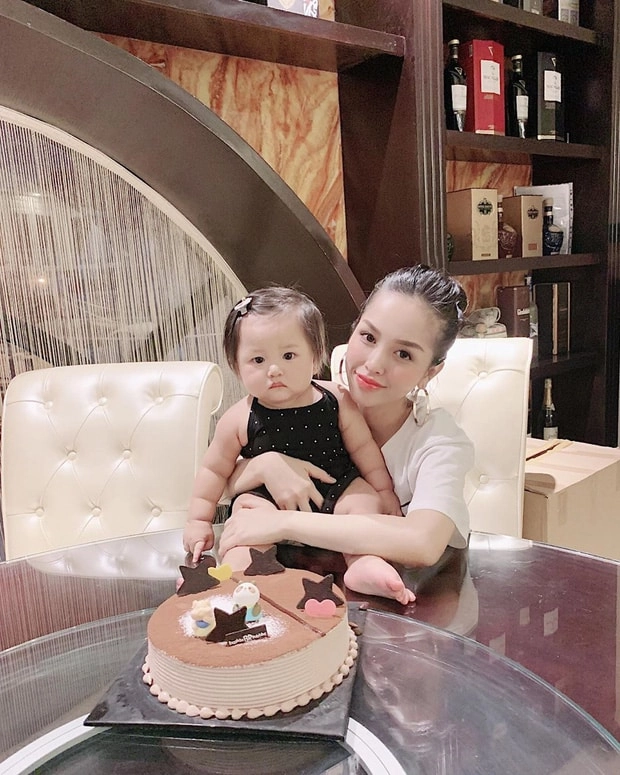 Cảnh bỉm sữa sang chảnh của chị dâu bảo thy hai con cũng ngập trong đồ hiệu - 9