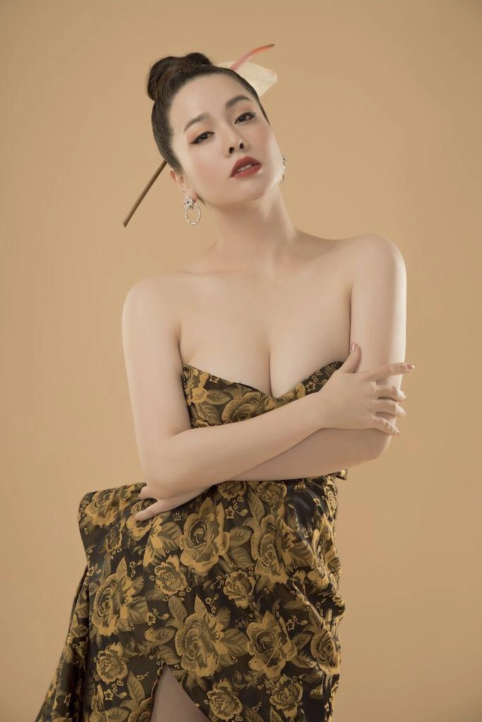 cô hầu gái sexy nhật kim anh khoe ảnh bàn tay kim cương chìm nghỉm trước thềm ngực đầy - 5