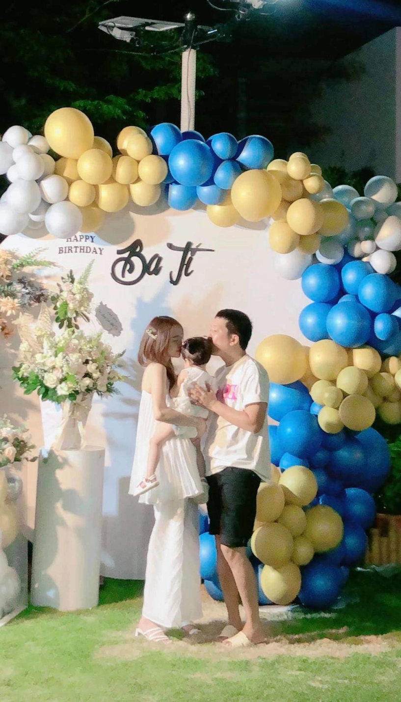 Con gái trường giang nhã phương lộ mặt sau 2 năm giấu kín nhan sắc ái nữ đáng chú ý - 6