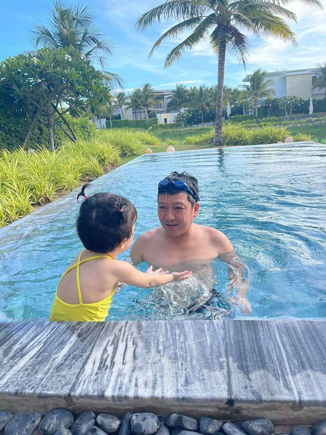 Con gái trường giang nhã phương lộ mặt sau 2 năm giấu kín nhan sắc ái nữ đáng chú ý - 8