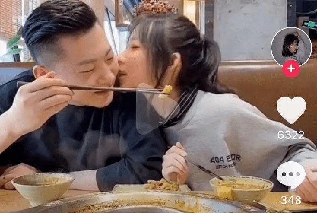 Con gái và bố có hành động thân mật quá đà ở hàng ăn khiến ai cũng đỏ mặt - 2