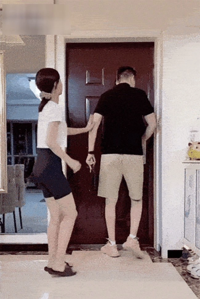 Con gái và bố có hành động thân mật quá đà ở hàng ăn khiến ai cũng đỏ mặt - 3