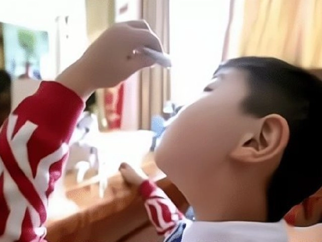 Con trai nhỏ keo 502 vào mắt mẹ xịt thêm thứ này vào bác sĩ khen quá thông minh - 1