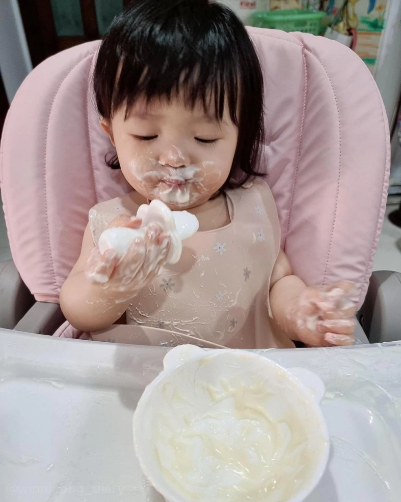 Cười ngất với kiểu ăn bốccủa con gái đông nhi mẹ bỉm khoe ảnh con đáng yêu không kém - 1