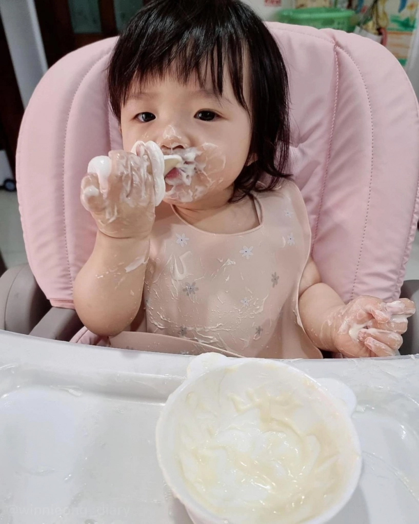 Cười ngất với kiểu ăn bốccủa con gái đông nhi mẹ bỉm khoe ảnh con đáng yêu không kém - 2