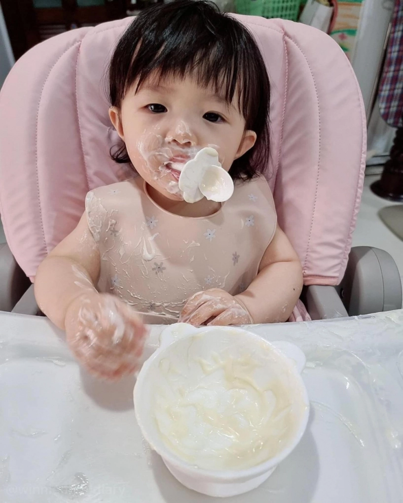 Cười ngất với kiểu ăn bốccủa con gái đông nhi mẹ bỉm khoe ảnh con đáng yêu không kém - 3