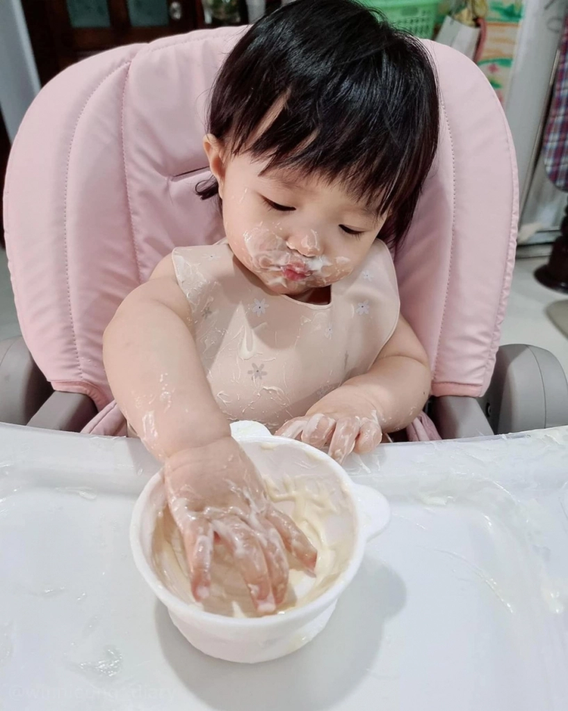 Cười ngất với kiểu ăn bốccủa con gái đông nhi mẹ bỉm khoe ảnh con đáng yêu không kém - 4