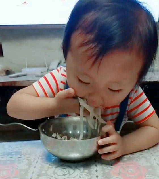 Cười ngất với kiểu ăn bốccủa con gái đông nhi mẹ bỉm khoe ảnh con đáng yêu không kém - 12