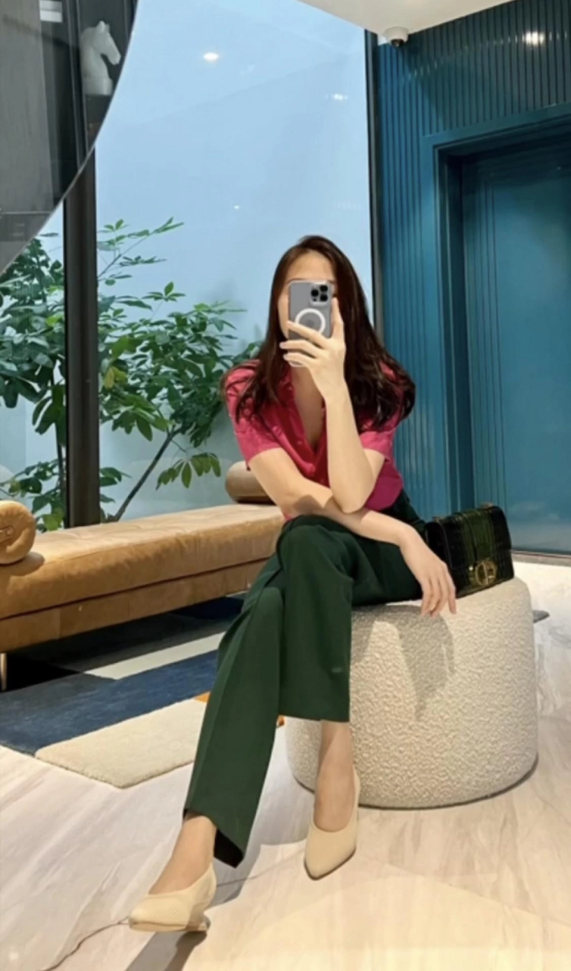 Khác hẳn hội vợ đại gia mê hở đàm thu trang lên đồ công sở kín từ đầu đến chân - 3