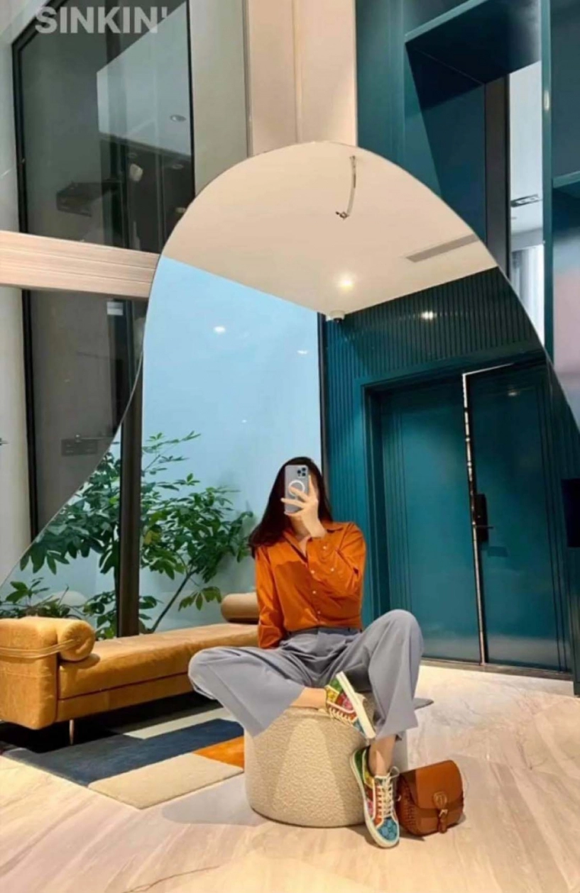 Khác hẳn hội vợ đại gia mê hở đàm thu trang lên đồ công sở kín từ đầu đến chân - 4