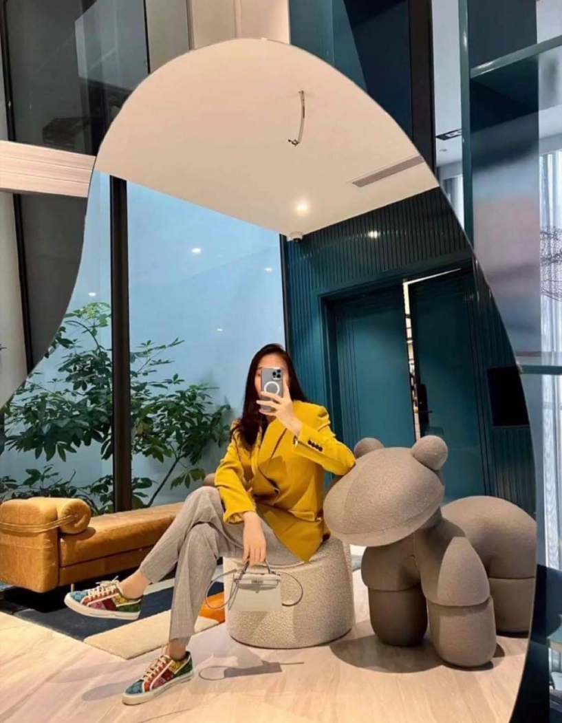 Khác hẳn hội vợ đại gia mê hở đàm thu trang lên đồ công sở kín từ đầu đến chân - 5