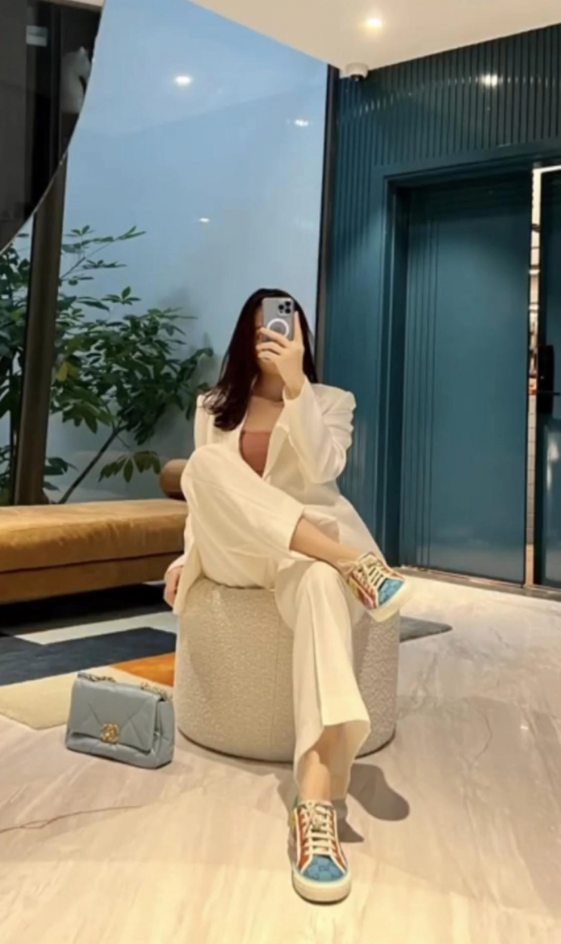 Khác hẳn hội vợ đại gia mê hở đàm thu trang lên đồ công sở kín từ đầu đến chân - 6