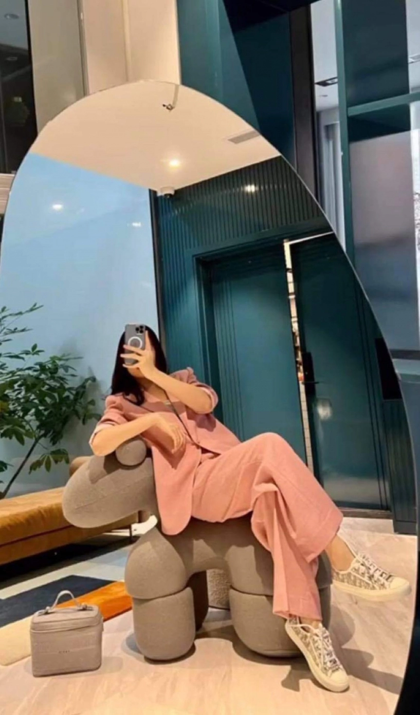 Khác hẳn hội vợ đại gia mê hở đàm thu trang lên đồ công sở kín từ đầu đến chân - 7