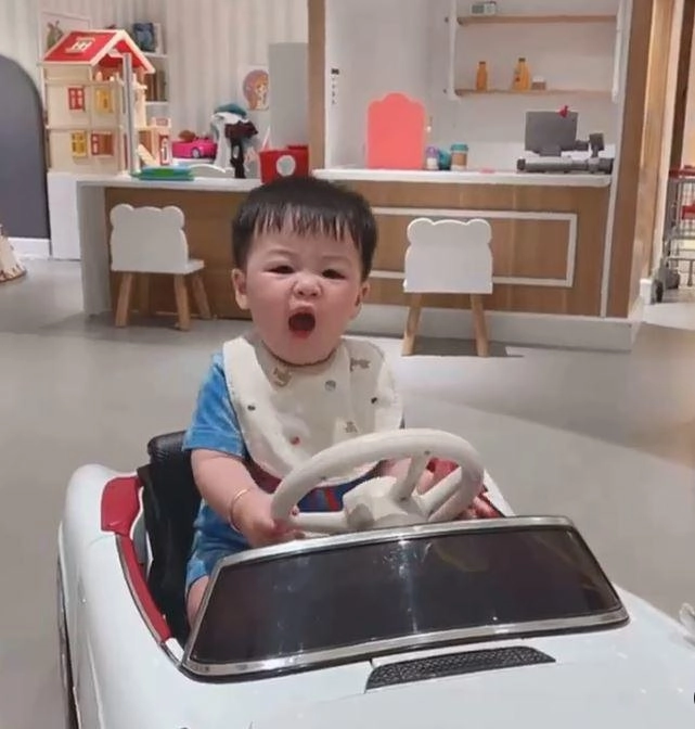 Me bim kho khan mua dich hoi xin sua con gai minh nhua qua nhan đuoc quá sướng - 11