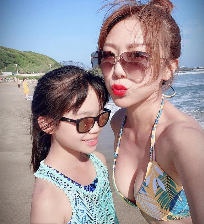 Mẹ u50 mặc bikini khoe dáng ở biển ai cũng chú ý vì trẻ đẹp như chị của con - 3