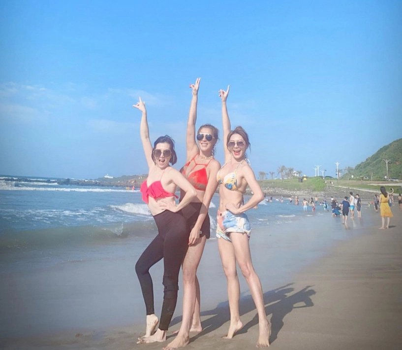 Mẹ u50 mặc bikini khoe dáng ở biển ai cũng chú ý vì trẻ đẹp như chị của con - 4