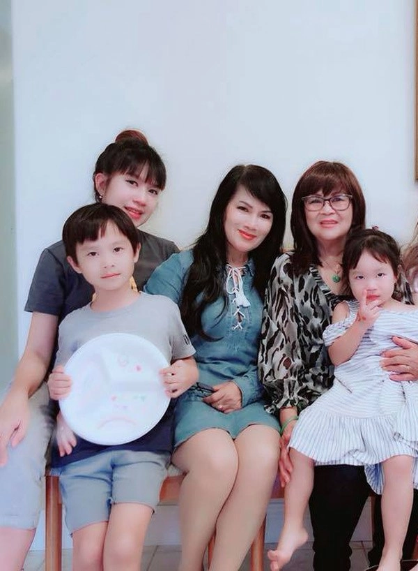 Mẹ vợ của lý hải 63 tuổi vẫn trẻ đẹp và đẳng cấp không kém con gái - 7