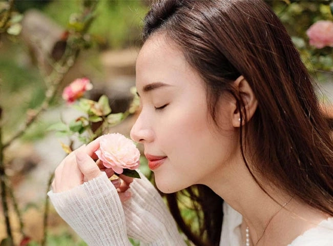 Mỹ nhân việt cũng khổ vì mặt mụn chi chít nàng bắt bệnh ngay để tết này da láng mịn - 1