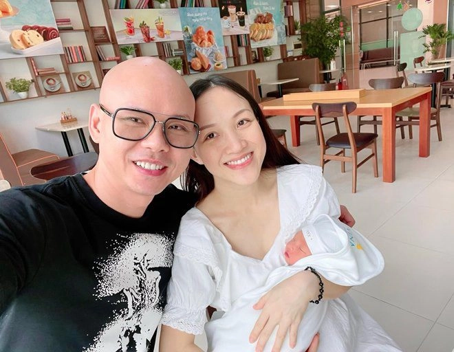 Phan đinh tùng u50 cưới vợ kém 12 tuổi xinh như hoa hậu con gái 8 tuổi đẹp hệt mẹ - 2