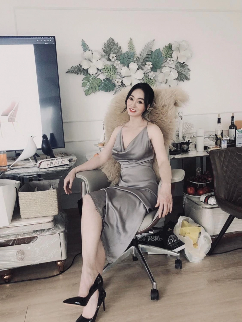 xả vai bà xuân hương vị tình thân u50 diện toàn item bốc lửa khoe thềm ngực lụa là - 4