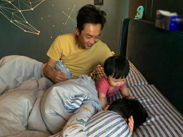 Ảnh cường đôla dắt tay subeo hồi còn bên hồ ngọc hà khoảnh khắc giống với con gái hiện tại - 16