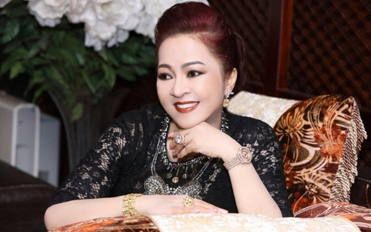 Bà phương hằng khoe mặt mộc trẻ trung căng mịn nhưng cđm lại phát hiện ra điểm gây lú - 8