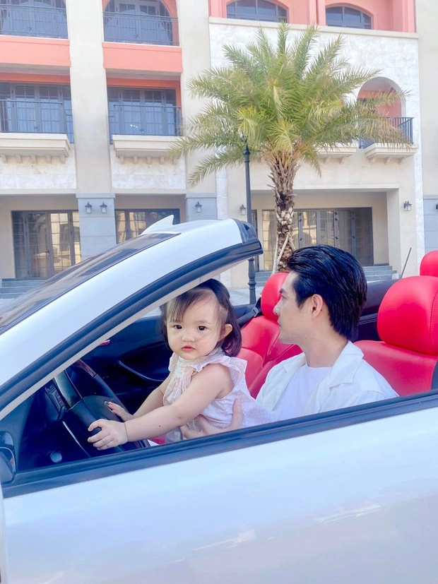 Con gái đông nhi chuẩn đại tiểu thư họ ông còn bé đã cầm vô lăng siêu xe điệu nghệ - 1
