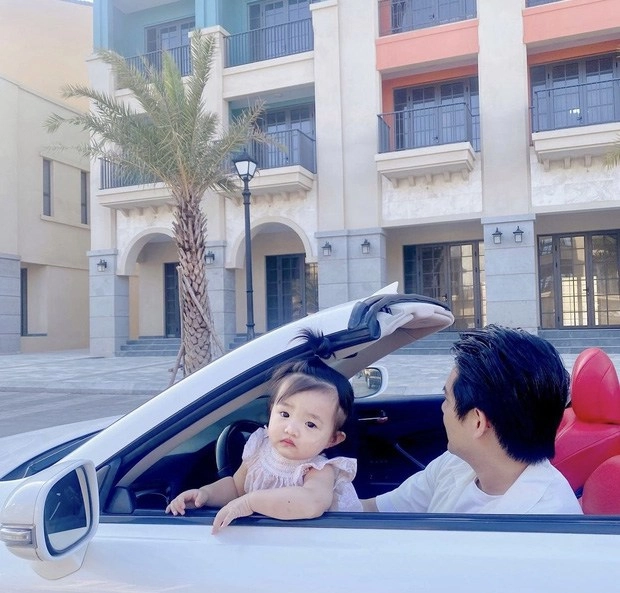 Con gái đông nhi chuẩn đại tiểu thư họ ông còn bé đã cầm vô lăng siêu xe điệu nghệ - 2