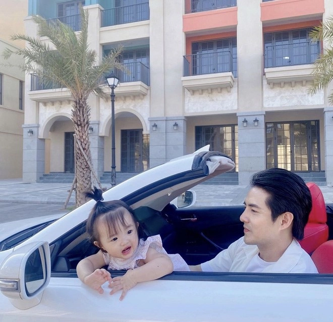 Con gái đông nhi chuẩn đại tiểu thư họ ông còn bé đã cầm vô lăng siêu xe điệu nghệ - 3