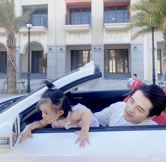 Con gái đông nhi chuẩn đại tiểu thư họ ông còn bé đã cầm vô lăng siêu xe điệu nghệ - 4