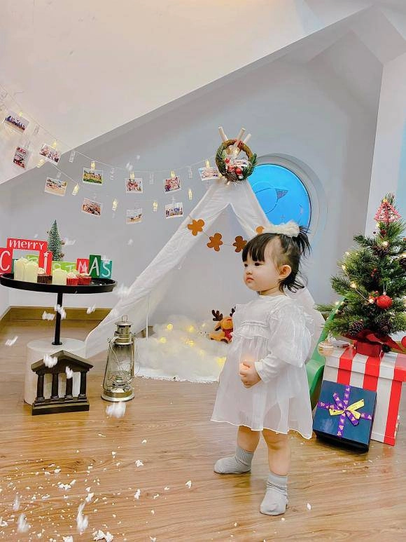 Con gái đông nhi chuẩn đại tiểu thư họ ông còn bé đã cầm vô lăng siêu xe điệu nghệ - 9