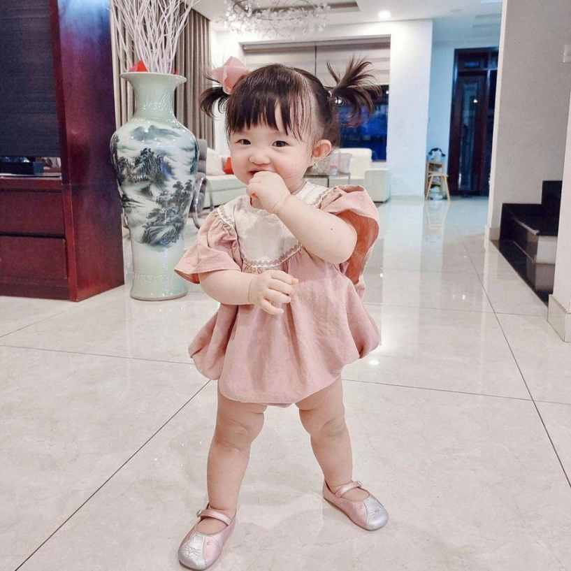 Con gái đông nhi chuẩn đại tiểu thư họ ông còn bé đã cầm vô lăng siêu xe điệu nghệ - 11