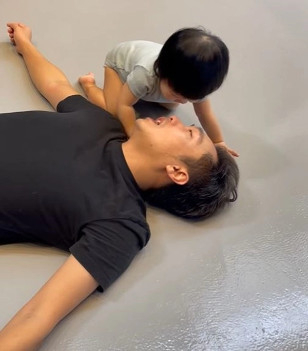 Được con gái thơm cường đôla làm liều xin miếng nữa nhưng bé có phản ứng đáng yêu - 1